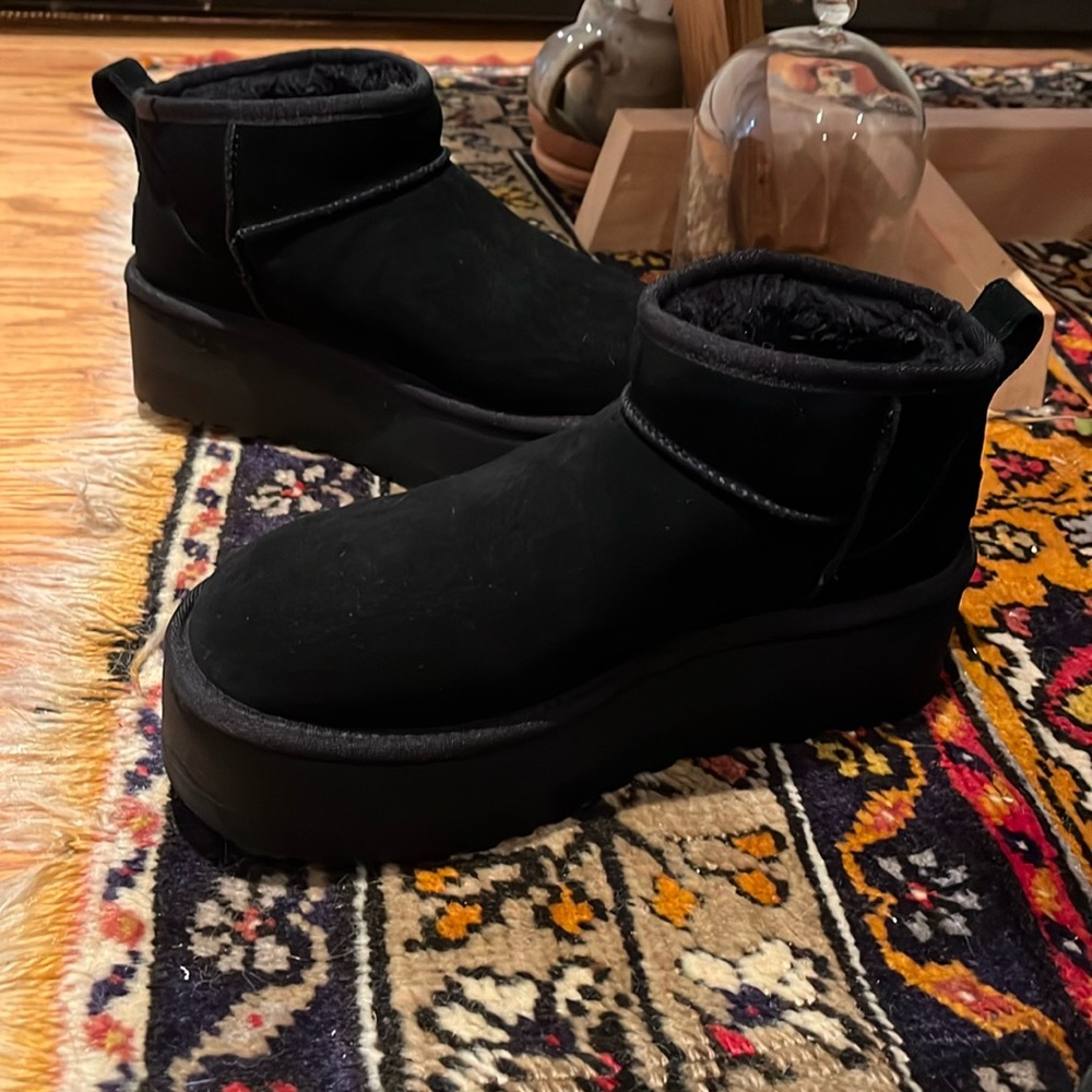 UGG Women's Classic Ultra Mini Platform Black size 9
